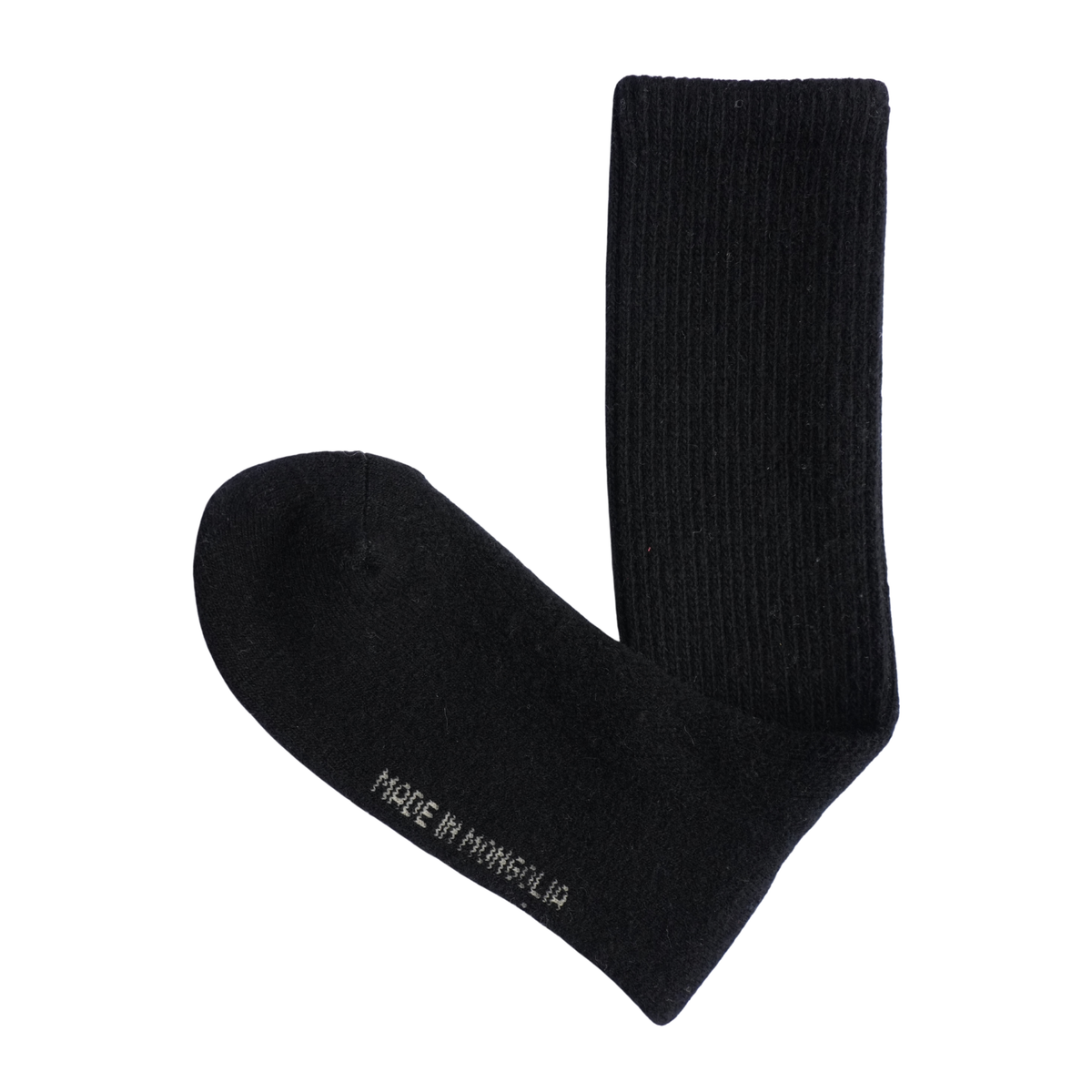 Une paire de chaussettes noires mi-mollet : l'une est posée à plat pour montrer la pointe, tandis que l'autre est présentée à la verticale pour mettre en valeur la tige côtelée. La chaussette posée à plat porte la mention « MADE IN MONGOLIA » imprimée en blanc sur la pointe.