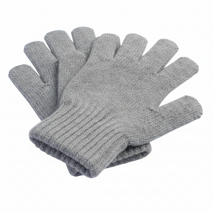 Une paire de gants en tricot gris clair à bords côtelés, présentés superposés sur un fond blanc uni.