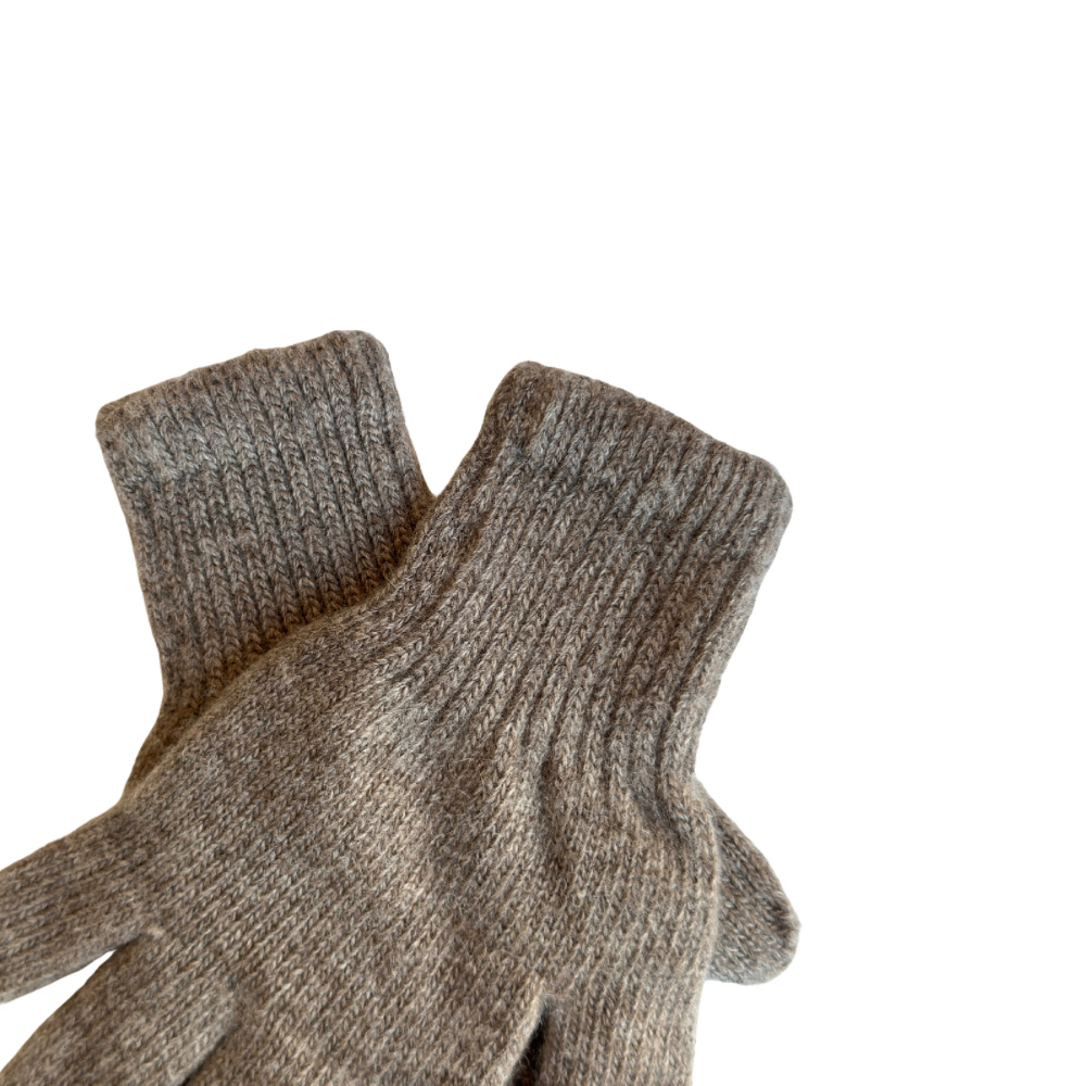 Zoom sur le tricot des gants en laine de yak taupe