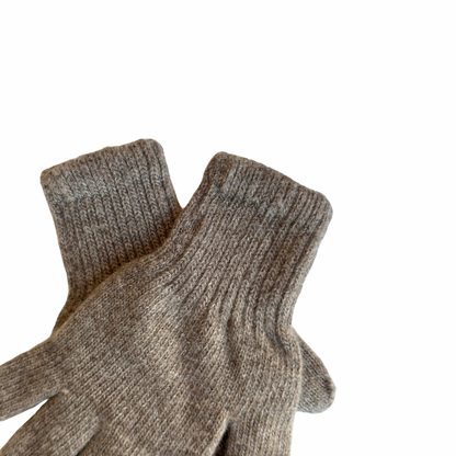 Zoom sur le tricot des gants en laine de yak taupe
