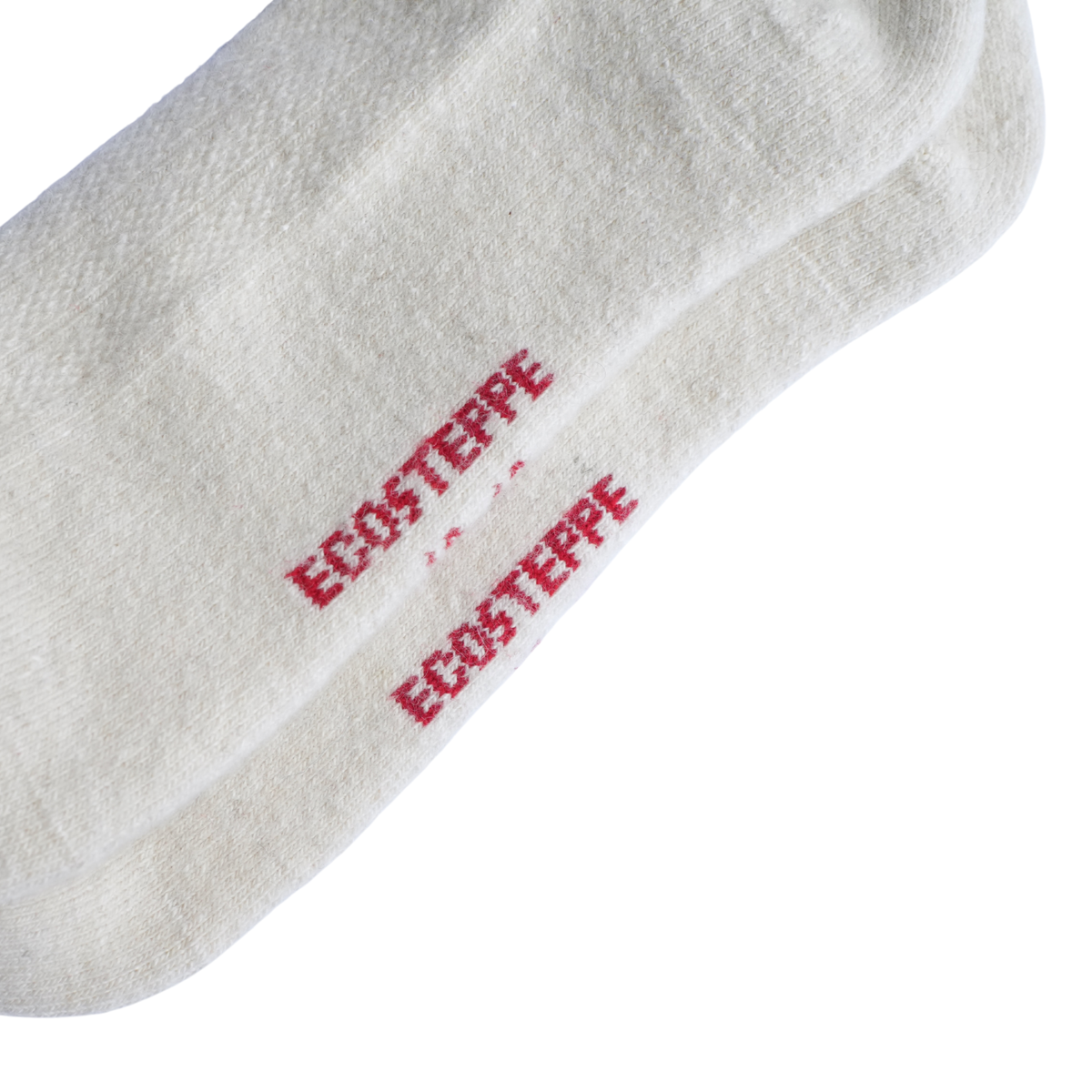 Gros plan sur une chaussette blanche en maille, avec le nom de la marque « ECOSTEPPE » imprimé en rouge sur le côté, sur fond blanc uni.