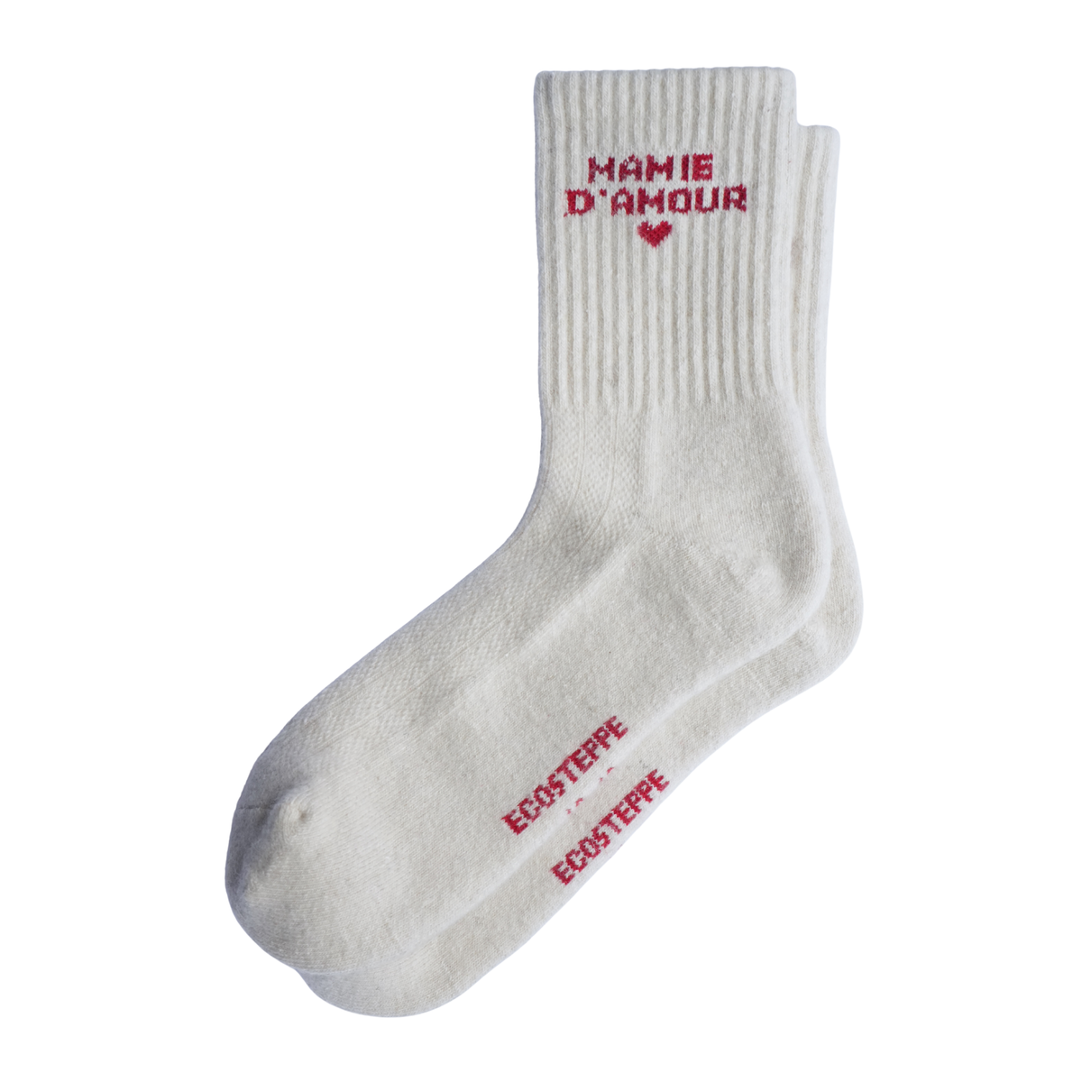 Une paire de chaussettes côtelées blanc cassé avec du texte brodé en rouge. La chaussette du haut porte l'inscription « MAMIE D'AMOUR » accompagnée d'un petit cœur rouge, tandis que celle du bas affiche « ECOSTEPPE » répété à la verticale.