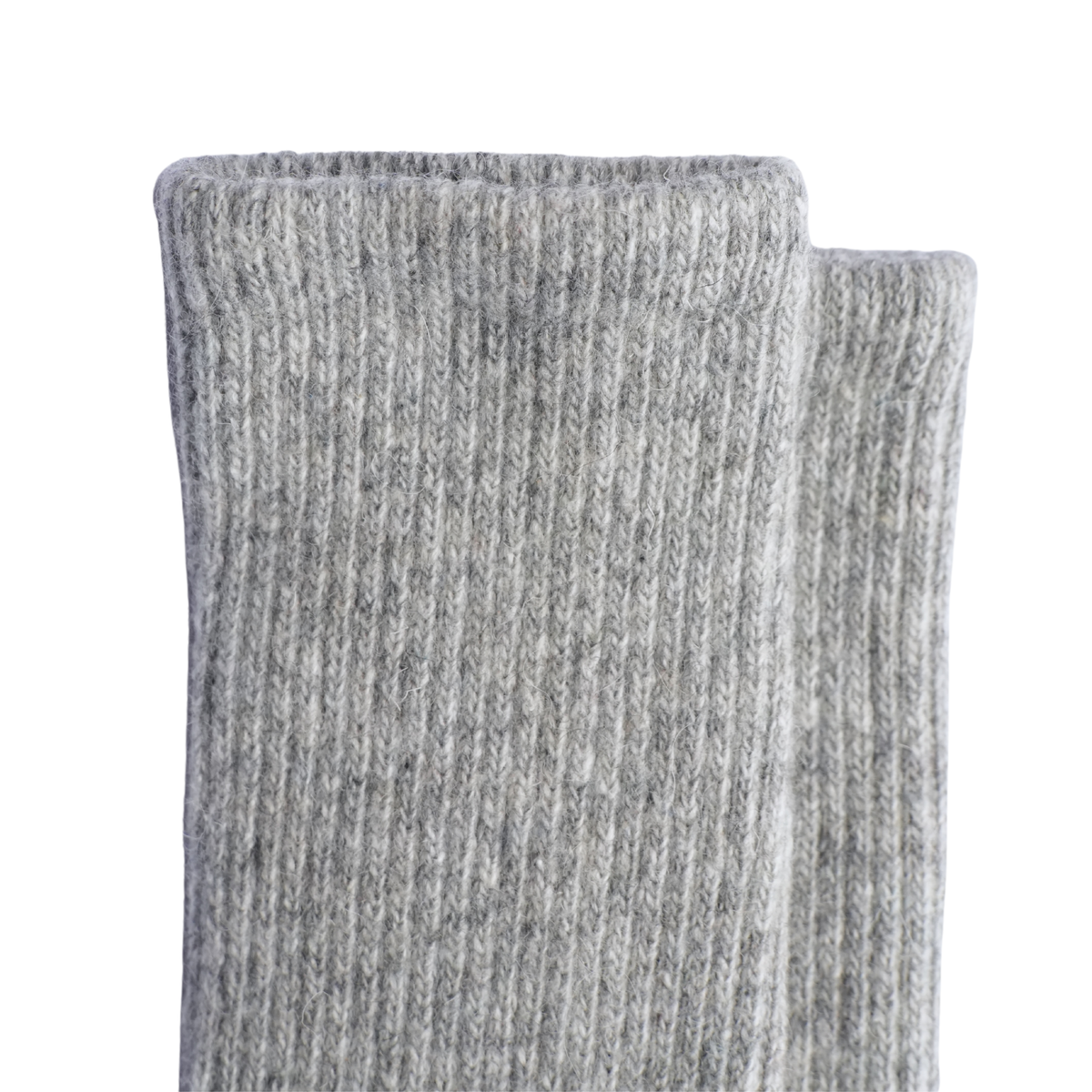 Gros plan sur une paire de chaussettes en maille côtelée gris chiné, sur fond blanc uni.