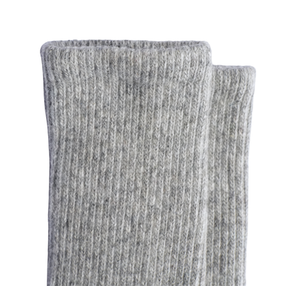 Gros plan sur une paire de chaussettes en maille côtelée gris chiné, sur fond blanc uni.