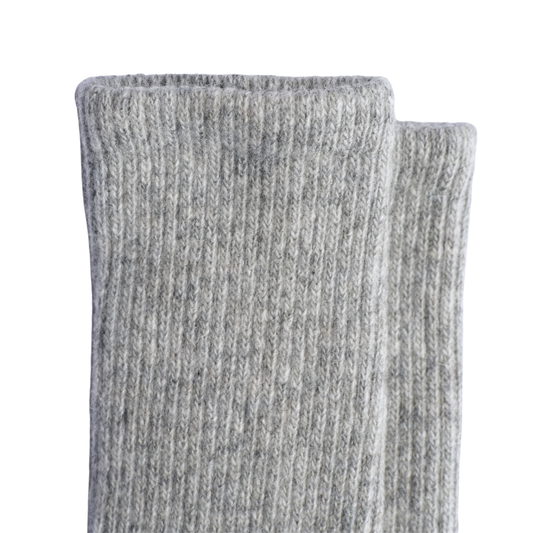 Gros plan sur une paire de chaussettes en maille côtelée gris chiné, sur fond blanc uni.