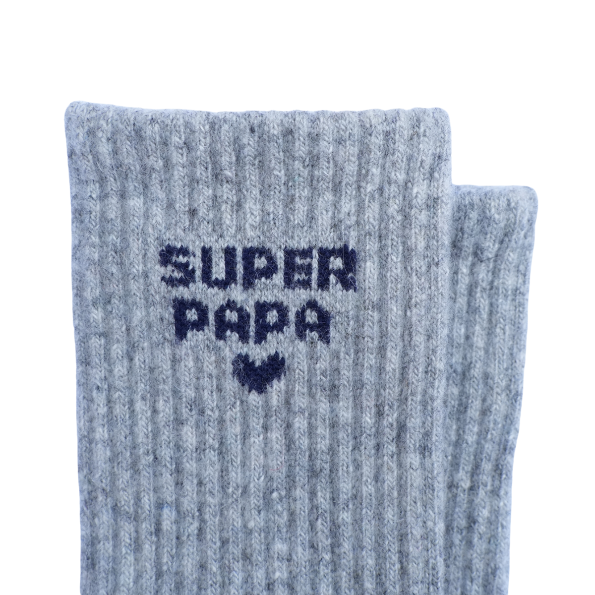 Une paire de chaussettes côtelées gris chiné, avec les mots « SUPER PAPA » et un petit cœur tricotés en bleu marine foncé sur le devant, présentées sur un fond blanc uni.
