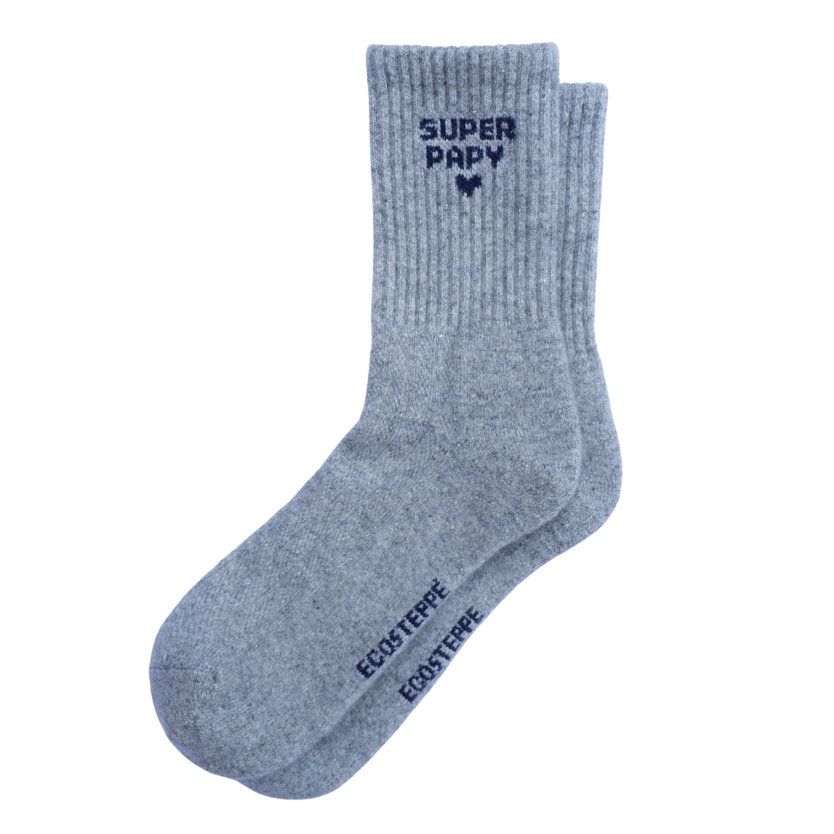 Une paire de chaussettes mi-hautes gris chiné, ornées de motifs (texte et cœurs) bleu marine foncé. L'une des chaussettes porte l'inscription « SUPER PAPPY » accompagnée d'un petit cœur, tandis que l'autre affiche « ECOSTEPPE » près de la pointe, le tout sur fond blanc uni.