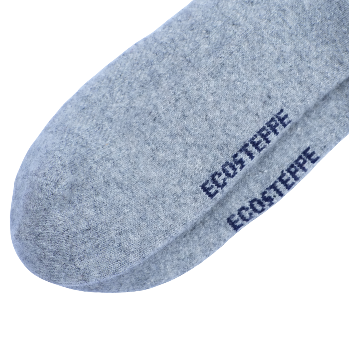Gros plan sur une chaussette gris chiné clair portant le nom de la marque « ECOSTEPPE » imprimé en bleu marine foncé sur le côté, le tout sur un fond blanc uni.