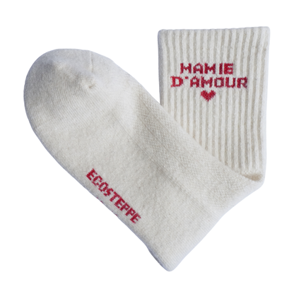 paire de chaussette blanc avec dessous renforcé, écriture mamie d'amour en rouge sur fond blanc