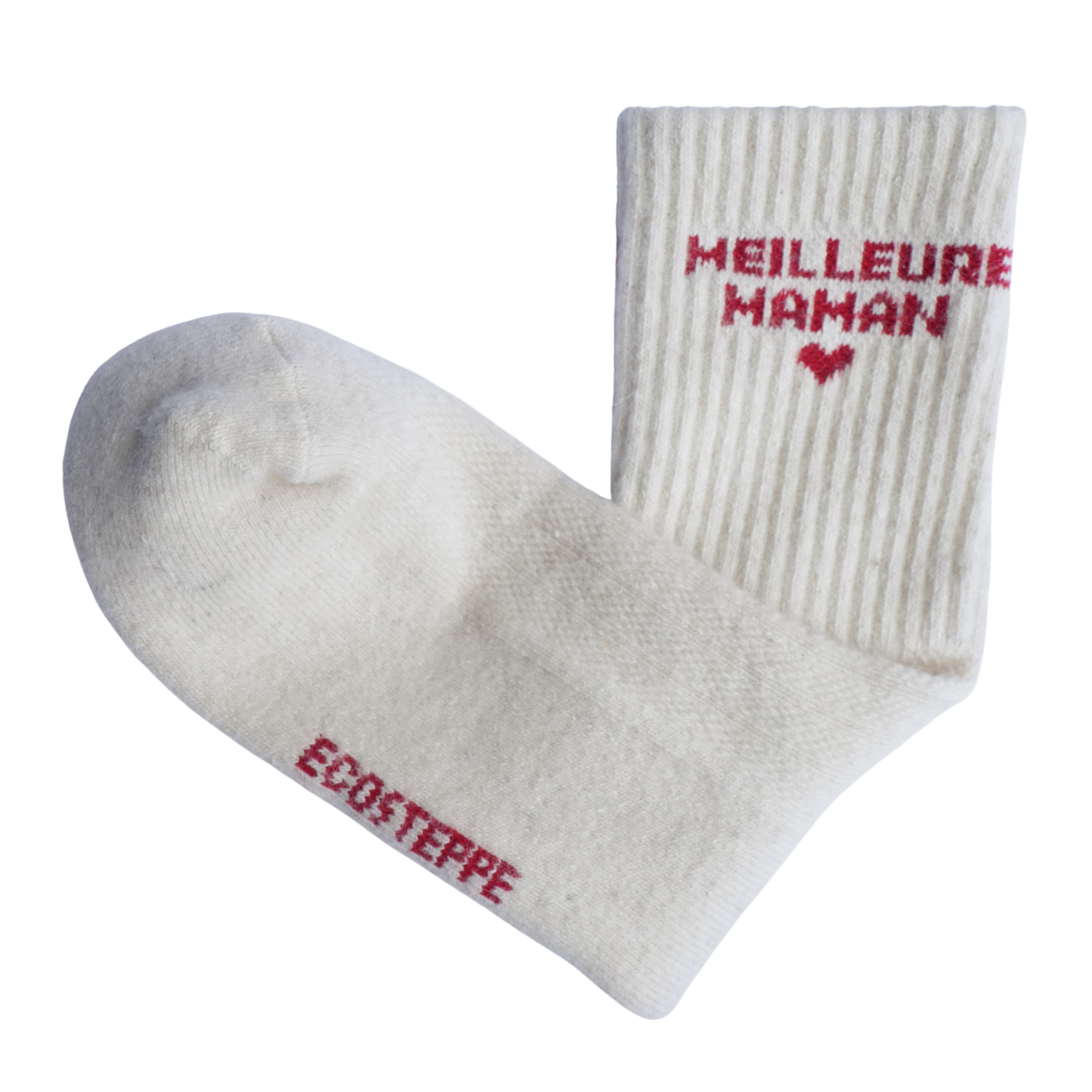Une paire de chaussettes côtelées blanc cassé avec du texte tricoté en rouge. L'une des chaussettes porte l'inscription « MEILLEURE MAMAN » accompagnée d'un petit cœur rouge, et l'autre affiche « ECOSTEPPE ».
