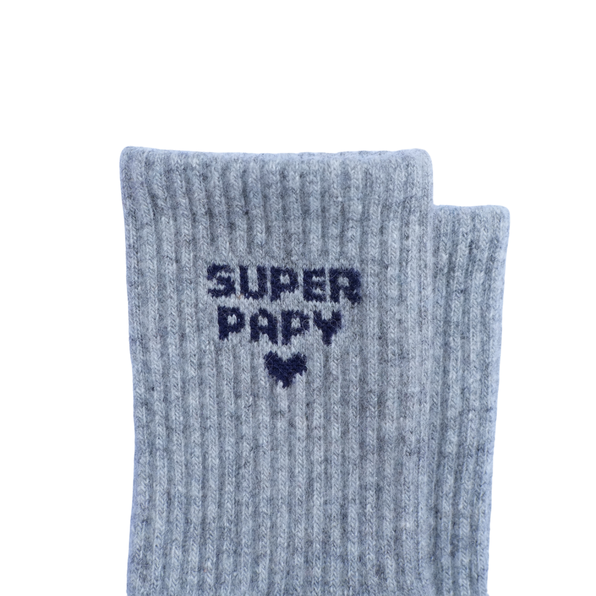 Une paire de chaussettes en maille côtelée gris chiné, avec l'inscription « SUPER PAPY » et un cœur tricotés en bleu marine sur le devant, présentées sur un fond blanc uni.